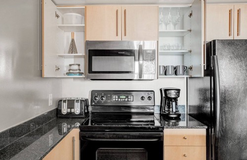 Woodmont Triangle Apartamento | Premium Bethesda 1BR w/ Concierge, Gym, W/D, walk to Metro, by Blueground