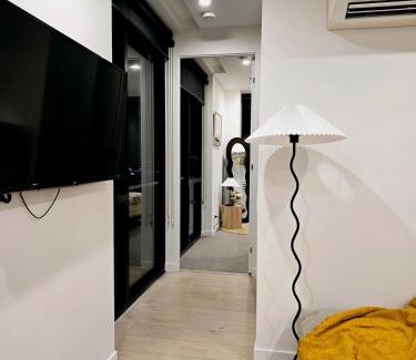 Spring Hill Apartamento | Premium City Escape-Stunning Skyline Views