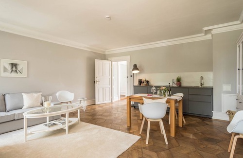 Immenstaad am Bodensee Apartamento | Apartamento de diseño con jardín en el castillo de Kirchberg