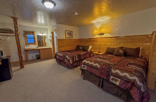 Dubois Cabina | Savor the Beauty of Nature in a Premium Double Queen Room with Inviting Riverfront Access and Picturesque Mountain Views