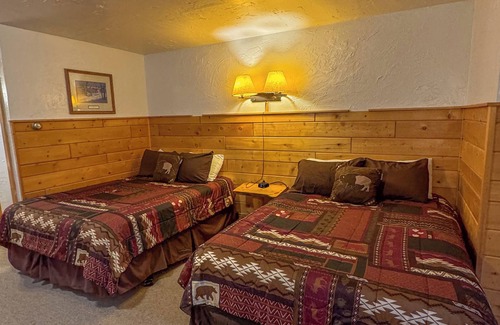 Dubois Cabina | Savor the Beauty of Nature in a Premium Double Queen Room with Inviting Riverfront Access and Picturesque Mountain Views