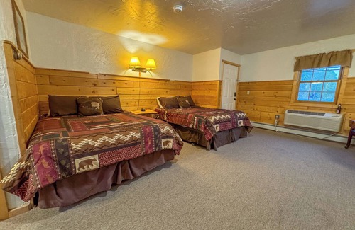 Dubois Cabina | Savor the Beauty of Nature in a Premium Double Queen Room with Inviting Riverfront Access and Picturesque Mountain Views