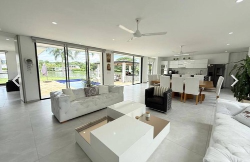 Girardot Casa | Casa premium en Girardot: lago, cine, piscina y zona BBQ