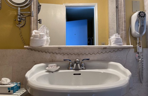Downtown Monterey Cabina | Premium King Fireplace Room Walking Distance from the Beach!