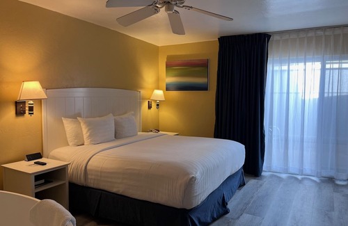 Downtown Monterey Cabina | Premium King Fireplace Room Walking Distance from the Beach!