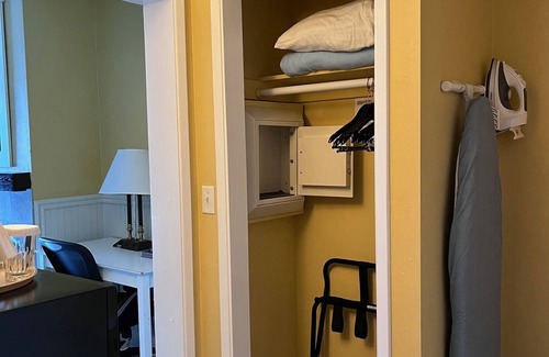 Downtown Monterey Cabina | Premium King Fireplace Room Walking Distance from the Beach!