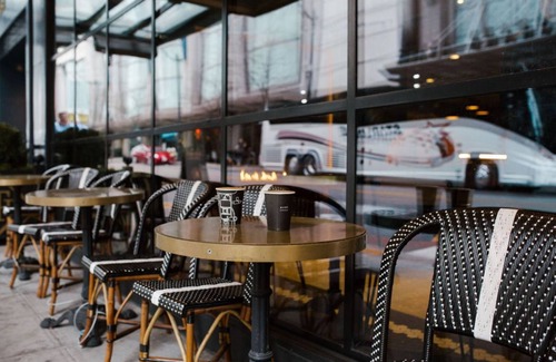 Downtown Seattle Apartamento | Premium King, Local Art, and Fast Wi-Fi Access