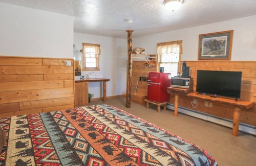 Dubois Cabina | Premium King Room, River & Mountain Views, Hot Tub and Parking!
