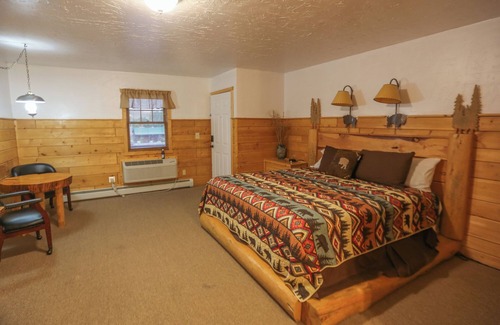 Dubois Cabina | Premium King Room, River & Mountain Views, Hot Tub and Parking!
