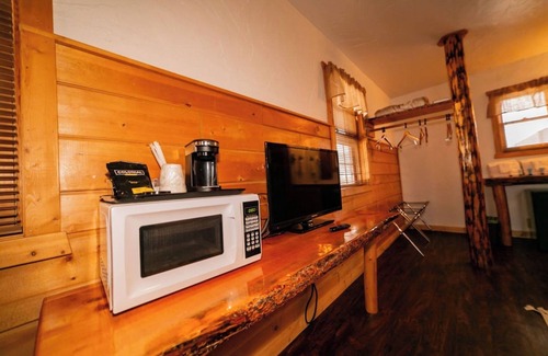 Dubois Cabina | Indulge in a Premium King Room with Incredible Riverfront Access and Awe-Inspiring Mountain Views