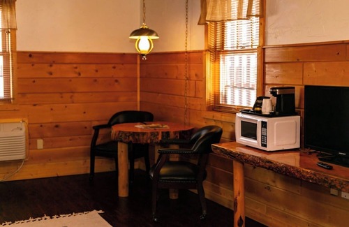 Dubois Cabina | Indulge in a Premium King Room with Incredible Riverfront Access and Awe-Inspiring Mountain Views