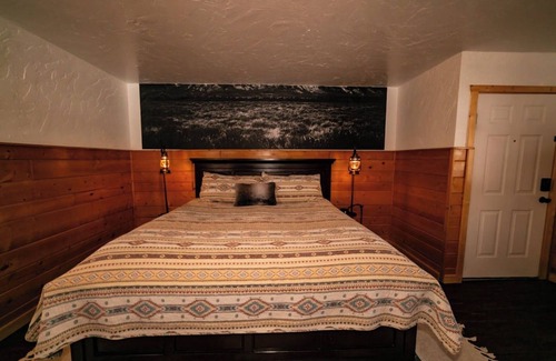 Dubois Cabina | Indulge in a Premium King Room with Incredible Riverfront Access and Awe-Inspiring Mountain Views