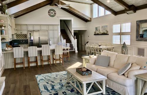 Huntington Beach Casa | UBICACIÓN PREMIUM !! Casa de playa de lujo de gran tamaño en el centro de Huntington Beach.