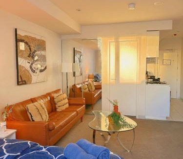 Carlton South Apartamento | Premium Melbourne Apartments with Balcony and Free Tram Access