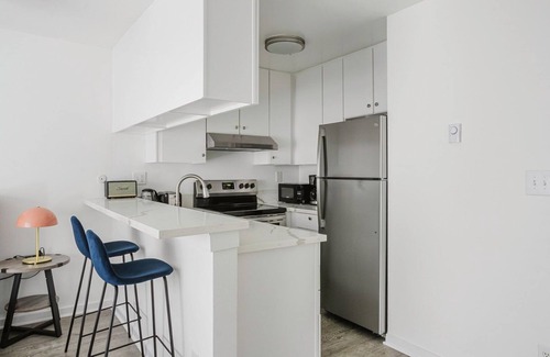 Miracle Mile Apartamento | Premium Mid-Wilshire Studio w/ Pool, A/C, nr Food & Shops, by Blueground