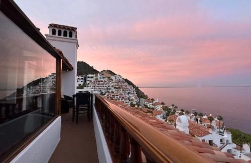 Avalon Casa | Premium Ocean Corner Unit, Fireplace, Golf Cart, 21 Steps from Top