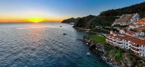 Avalon Casa | Premium Ocean Corner Unit, Fireplace, Golf Cart, 21 Steps from Top