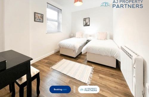 Cheltenham Apartamento | Premium Offer l Last-Minute Escape l AJ Properties l High Street Cheltenham l Parking l Ideal for Short or Long Stays - Town Centre Apartment, 4 Beds, 1 Bathroom