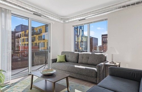 Crossroads Arts District Condominio | Premium Quality Residence with Impressive Insta-Worthy Features 360