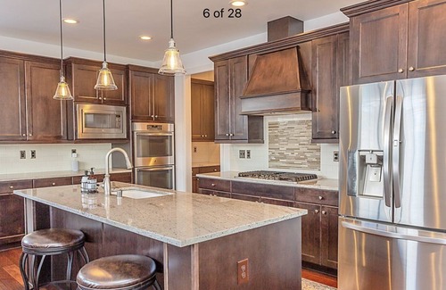 Northwest Snohomish Casa | Premium Snohomish mansion with views of skydivers
