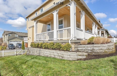 Northwest Snohomish Casa | Premium Snohomish mansion with views of skydivers
