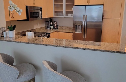 East Ocean Ave Condominio | Prepare for Intracoastal Bliss in this 2-Bdrm beauty with Marina and water views