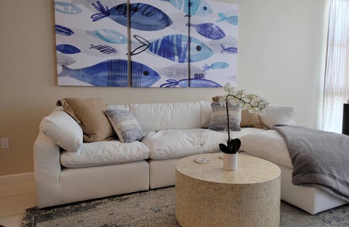East Ocean Ave Condominio | Prepare for Intracoastal Bliss in this 2-Bdrm beauty with Marina and water views