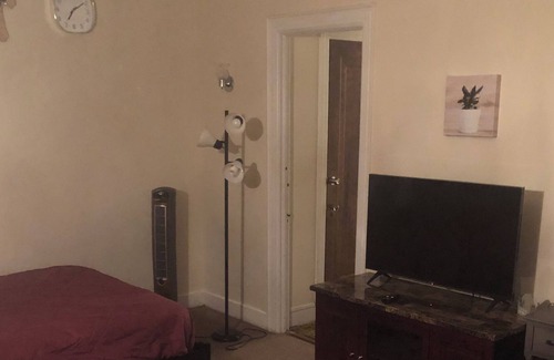 Williamsbridge Casa | Presenting to you a cozy 2 bedroom apartment on a second floor of a house.