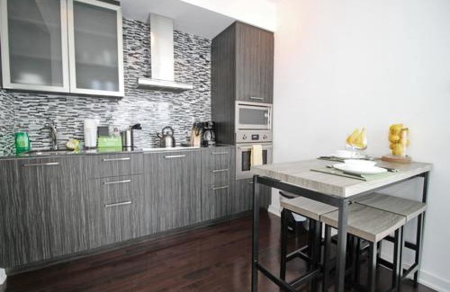 Toronto Entertainment District Apartamento | Presidential 2+1BR Condo, Entertainment District (Downtown) w/CN Tower View, Balcony, Pool & Hot Tub
