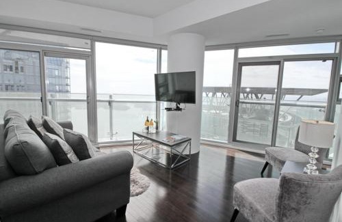 Toronto Entertainment District Apartamento | Presidential 2+1BR Condo, Entertainment District (Downtown) w/CN Tower View, Balcony, Pool & Hot Tub