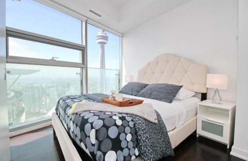 Toronto Entertainment District Apartamento | Presidential 2+1BR Condo, Entertainment District (Downtown) w/CN Tower View, Balcony, Pool & Hot Tub