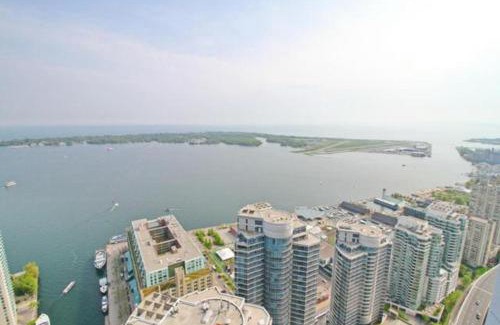 Toronto Entertainment District Apartamento | Presidential 2+1BR Condo, Entertainment District (Downtown) w/CN Tower View, Balcony, Pool & Hot Tub