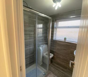 Prestatyn Casa | Prestatyn 2-Bed Bungalow Sleeps 5 with Hot Tub