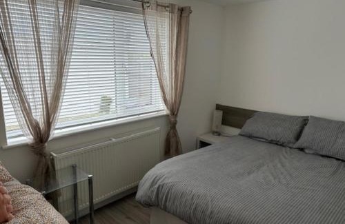 Prestatyn Casa | Prestatyn 2-Bed Bungalow Sleeps 5 with Hot Tub