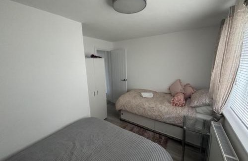 Prestatyn Casa | Prestatyn 2-Bed Bungalow Sleeps 5 with Hot Tub