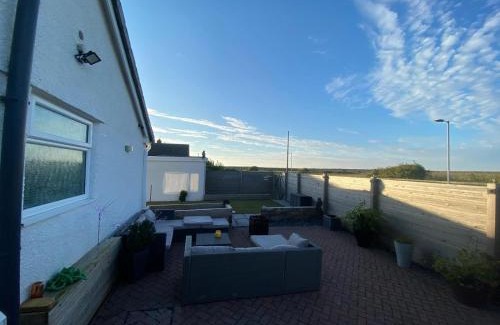 Prestatyn Casa | Prestatyn 2-Bed Bungalow Sleeps 5 with Hot Tub
