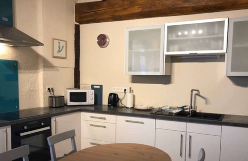 Castelnau-de-Montmiral Apartamento | Apartamento en planta baja en 17 C Chateau, adaptado para movilidad reducida.