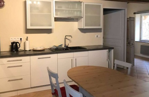 Castelnau-de-Montmiral Apartamento | Apartamento en planta baja en 17 C Chateau, adaptado para movilidad reducida.