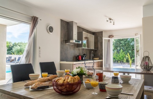 Plaissan Villa | La Séranne: la elegante