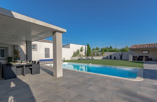 Plaissan Villa | La Séranne: la elegante