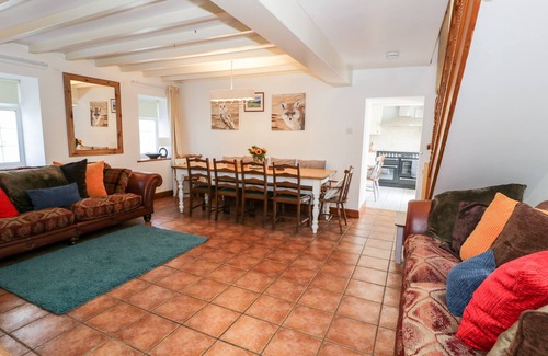 Llangelynin Cabaña | PRESWYLFA, pet friendly, with hot tub in Tyn-Y-Groes