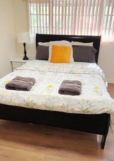 Hacienda Heights Casa | Pretty bedroom private bathroom