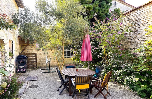 Aumagne Casa | Pretty, bucolic 95 m2 house in magnificent landscaped grounds. Private courtyard. Swimming pool.