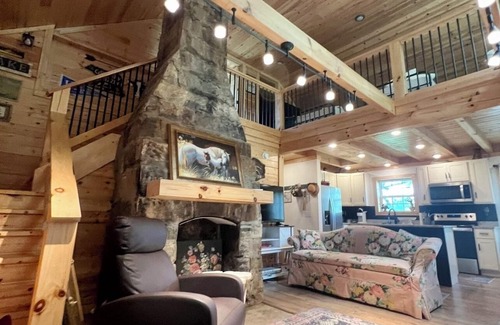 Frogue Casa | Pretty Cabin next to Dale Hollow State Park, with Boat Parking, 1 mile to Marina