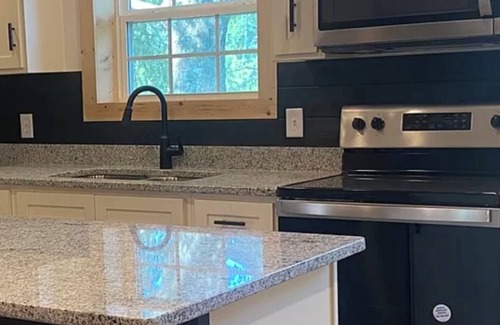 Frogue Casa | Pretty Cabin next to Dale Hollow State Park, with Boat Parking, 1 mile to Marina