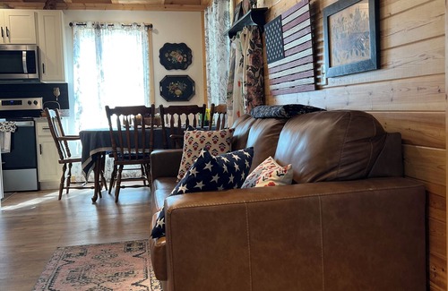 Frogue Casa | Pretty Cabin next to Dale Hollow State Park, with Boat Parking, 1 mile to Marina
