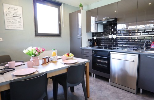 Signy-le-Petit Casa | Pretty chalet on a family estate with a pool