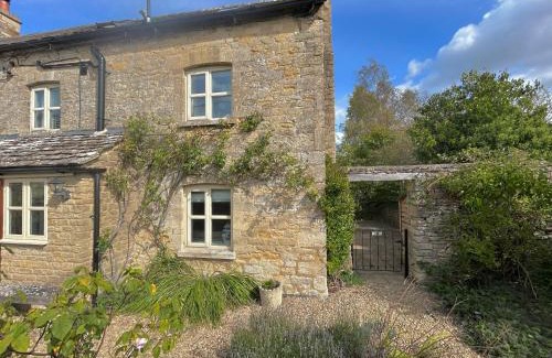 Quenington Casa | Pretty Cotswold Cottage with garden near Bibury