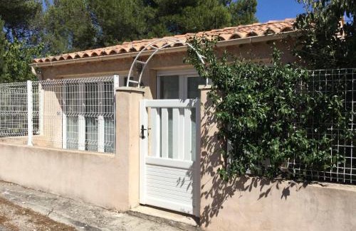 Cavaillon Casa | pretty gite with pool in cavaillon, beautiful view on the luberon mountains, 4 people.