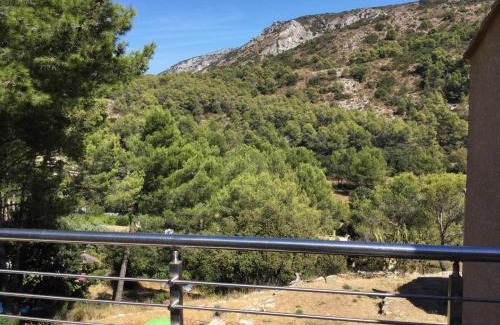 Cavaillon Casa | pretty gite with pool in cavaillon, beautiful view on the luberon mountains, 4 people.